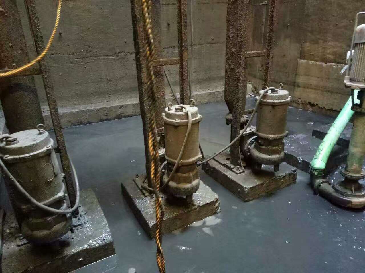 白云矿区污水池清理