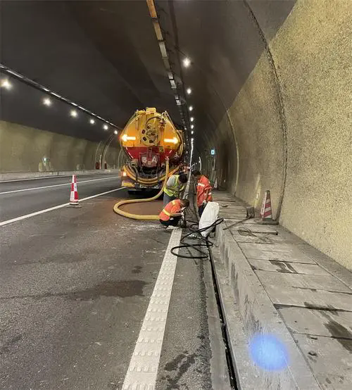 白云矿区隧道排水渠清淤